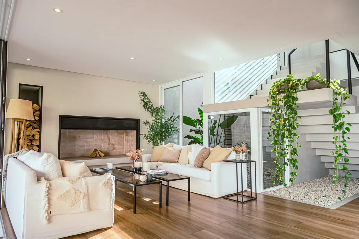 Sala de estar moderna de doble altura com lareira e escada flutuante — projeto Casa La Horqueta, por LSA., em San Isidro