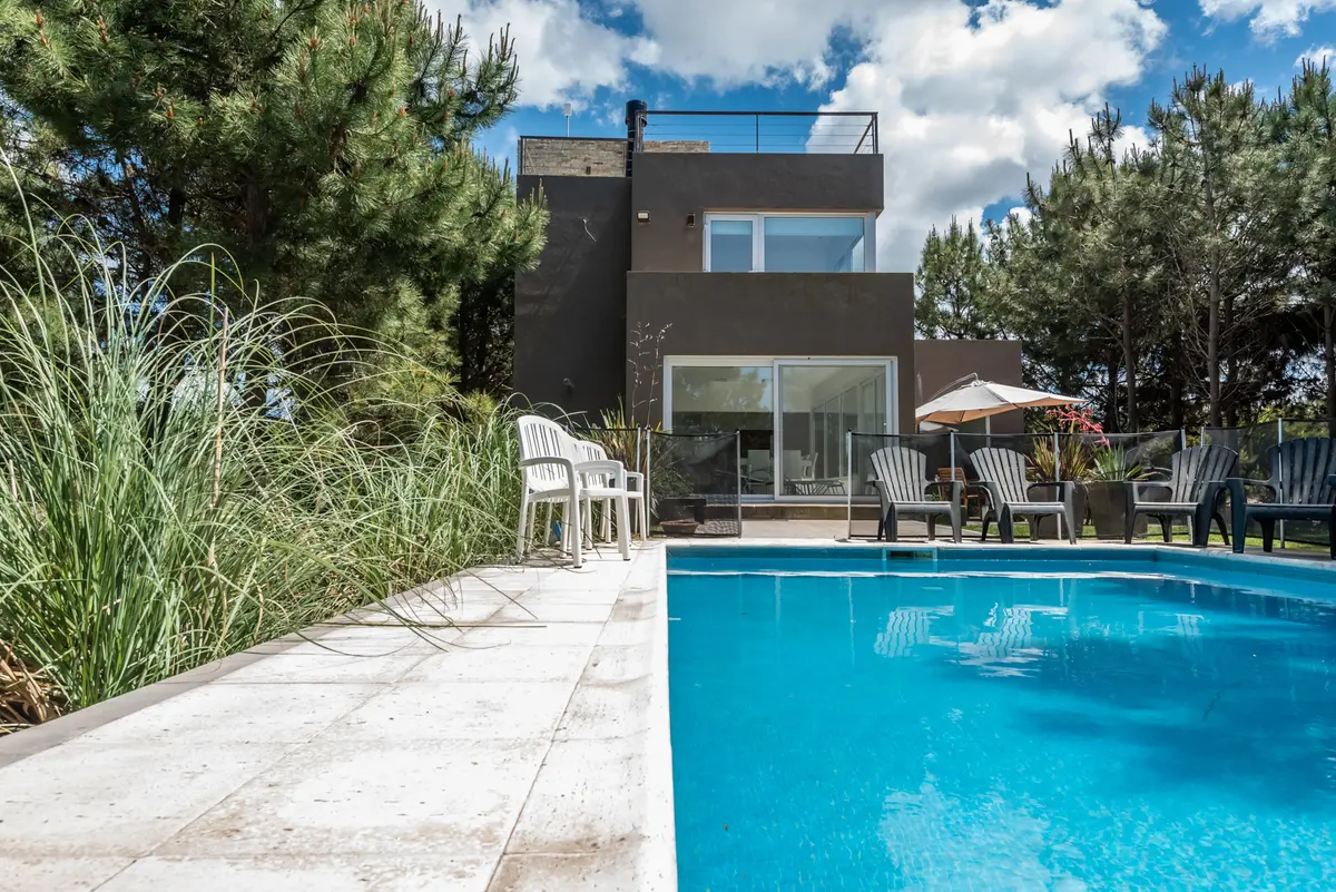 Casa moderna con piscina y jardín exuberante — proyecto Casa Marítimoo 2 - 27, por Jr Foto Arquitectura