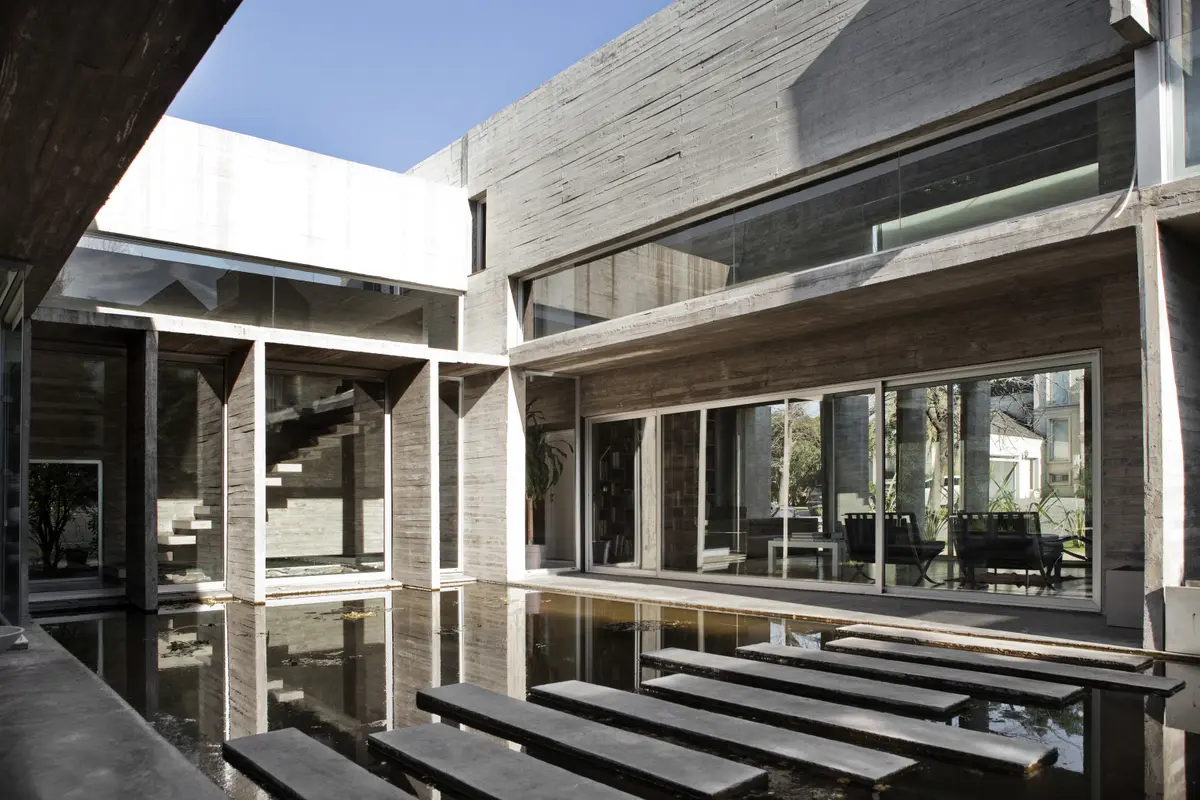 Terraza minimalista con deck de madera y ventanales contemporáneos — proyecto Casa Torcuato, por Luciano Kruk