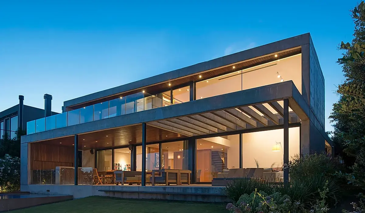 Casa moderna com fachada de concreto, vidro e madeira — projeto Casa Eliaschev, por Estudio Ramos