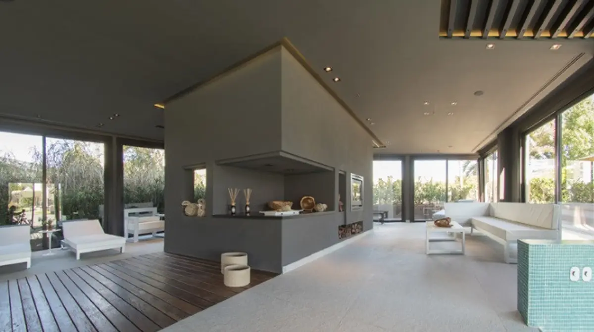 Cocina y living modernos con grandes ventanales y vista al exterior — proyecto Spa Ville St Germain, por Estudio de Int Diana Gradel, en Cariló