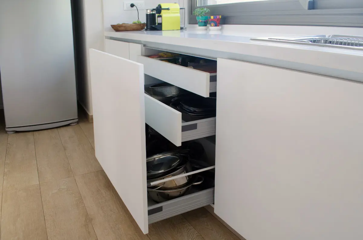 Cocina moderna con almacenamiento empotrado y cajones blancos — proyecto Casa Nordelta, por linearecta.arquitectura, en Nordelta