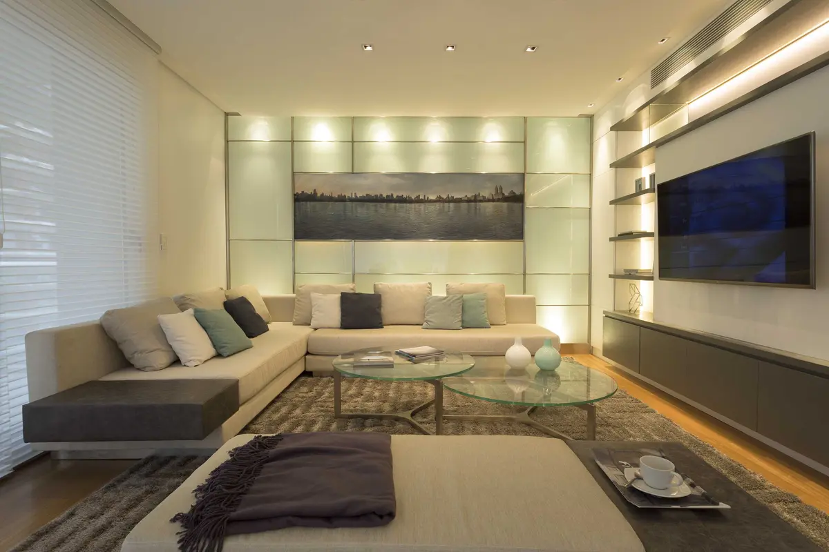 Sala de estar moderna com sofá modular e paredes revestidas — projeto Piso Belgrano, por LIVE IN by Brukman Chechik, em Belgrano