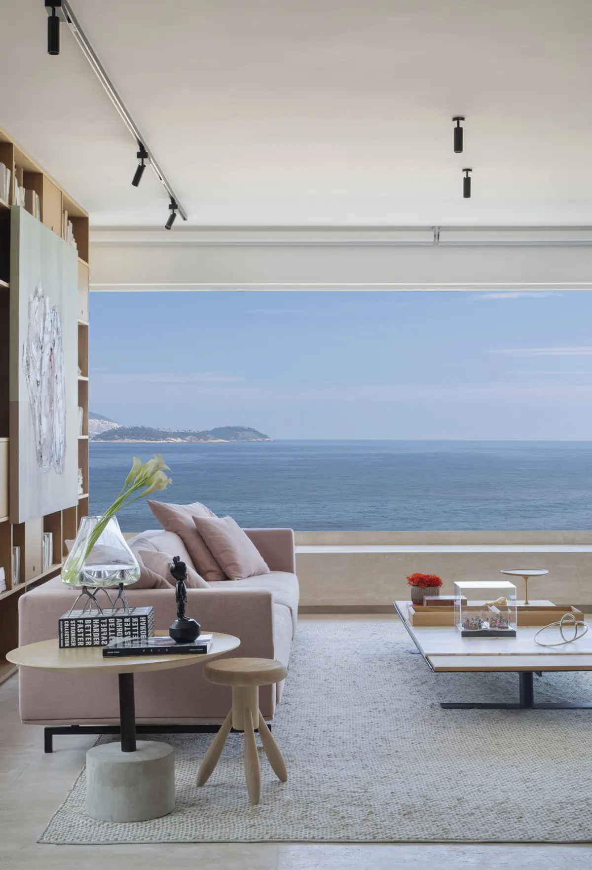 Terraza contemporanea con vista al mar, sofa beige y estantes — proyecto PS House, por Studio Ro-ca