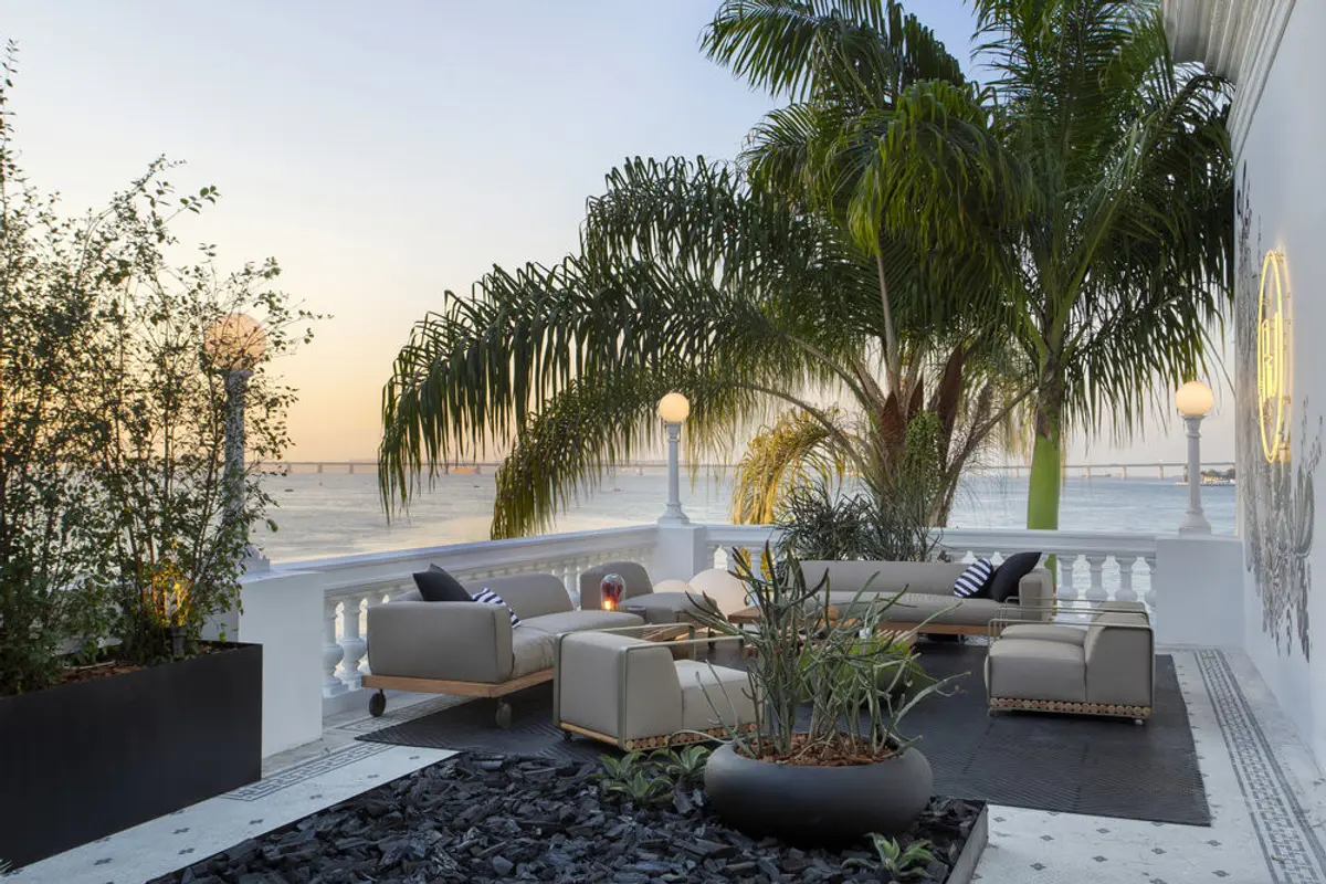 Terraza contemporánea con pergola, mobiliario gris y vistas al agua — proyecto Casa COR 2019, por Studio Ro-ca