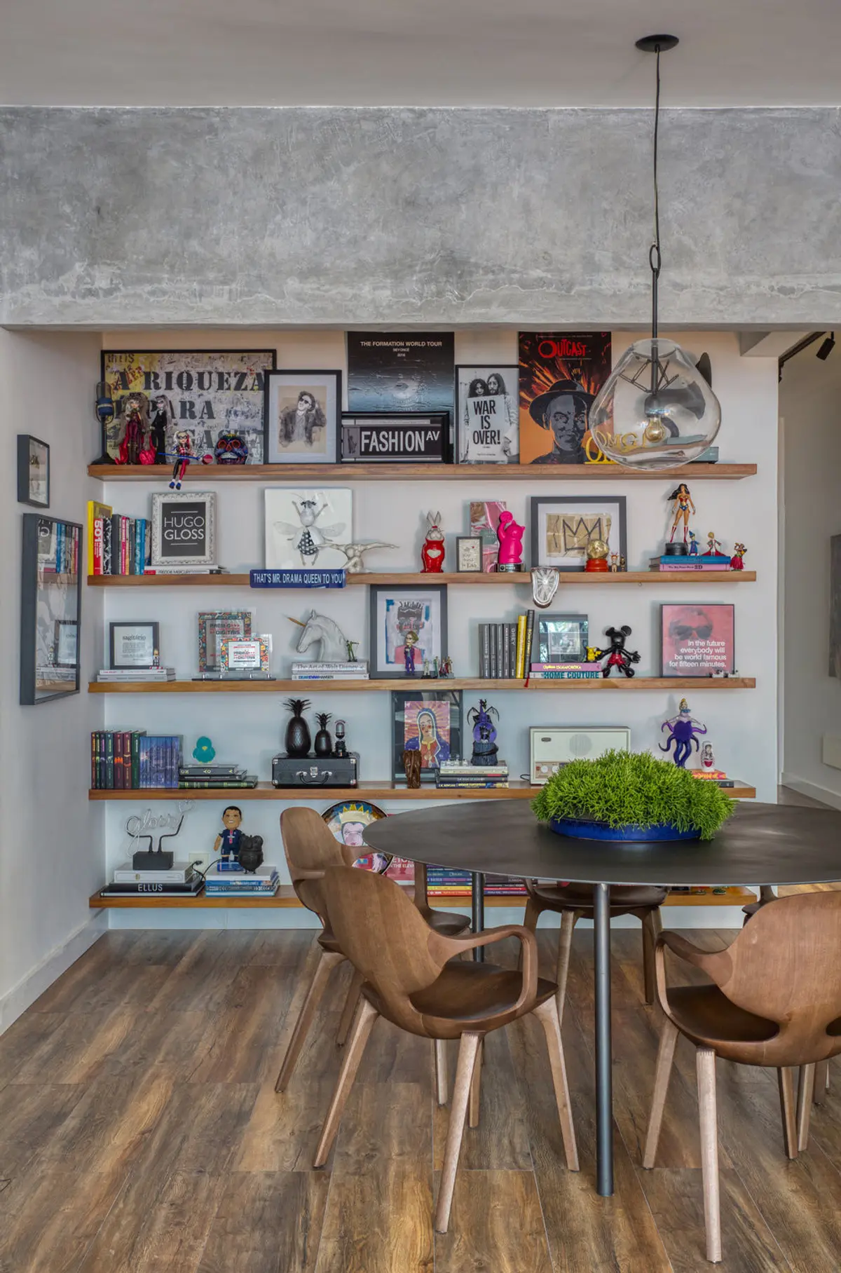 Comedor moderno con mesa de madera, sillas camel y repisas flotantes con decoración — proyecto Hugo Gloss, por Studio Ro-ca