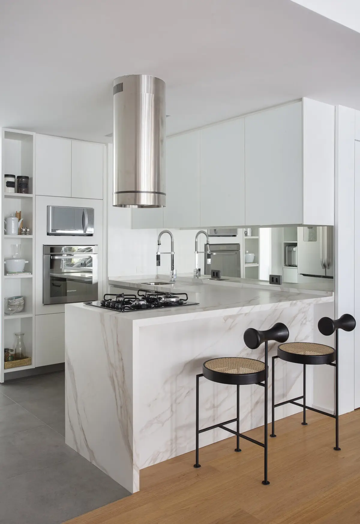 Cocina minimalista blanca con isla de mármol y banquetas negras — proyecto JG House, por Studio Ro-ca