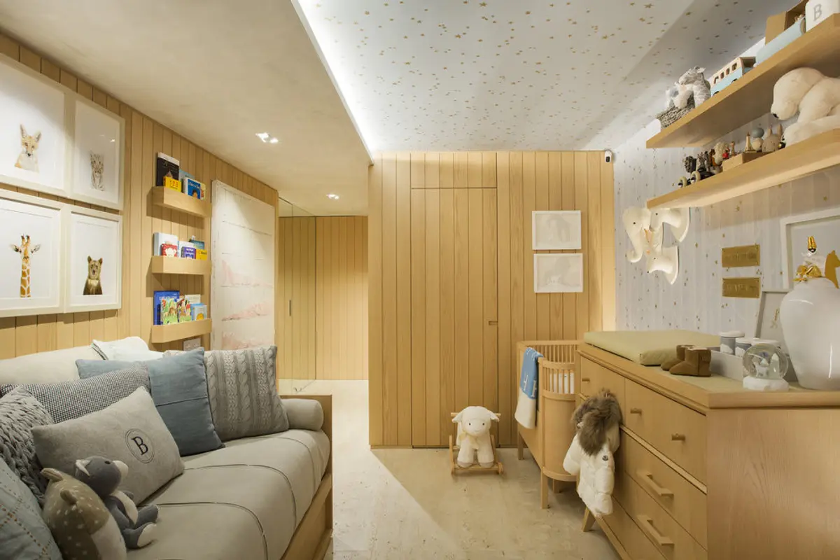 Dormitorio infantil luminoso con madera clara, sofá gris y detalles dorados — proyecto Quarto Bernardo, por Studio Ro-ca
