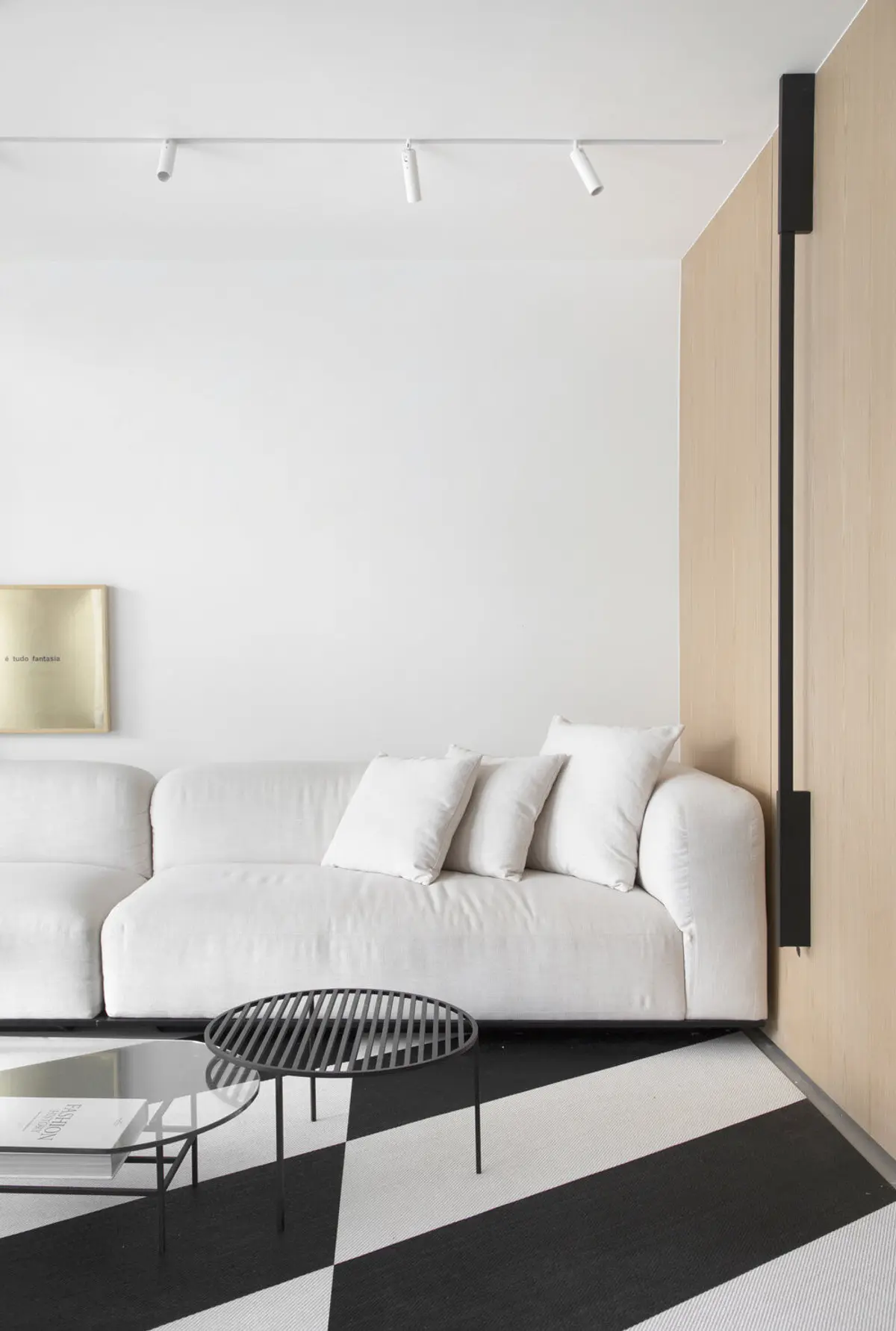Living minimalista con sofá blanco y pared de madera natural — proyecto MN House, por Studio Ro-ca