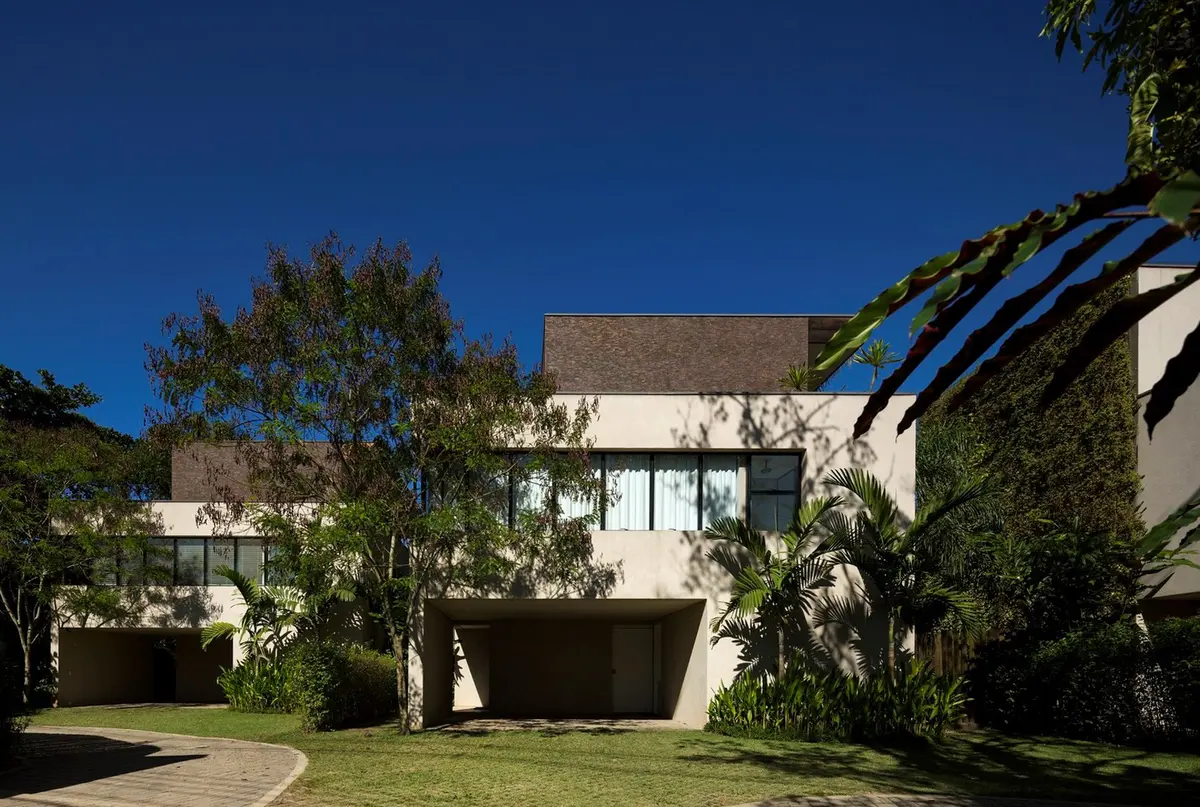 Casa moderna de hormigón y vidrio con jardín diseñado y pergola — proyecto West Whales, por Gil Fialho