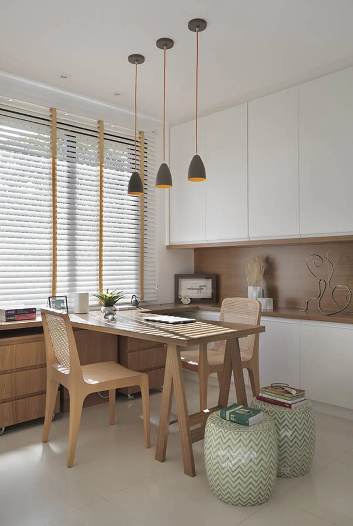 Home Office com cor predominante Bege do Projeto Apartamento Barra LM por Amanda Miranda