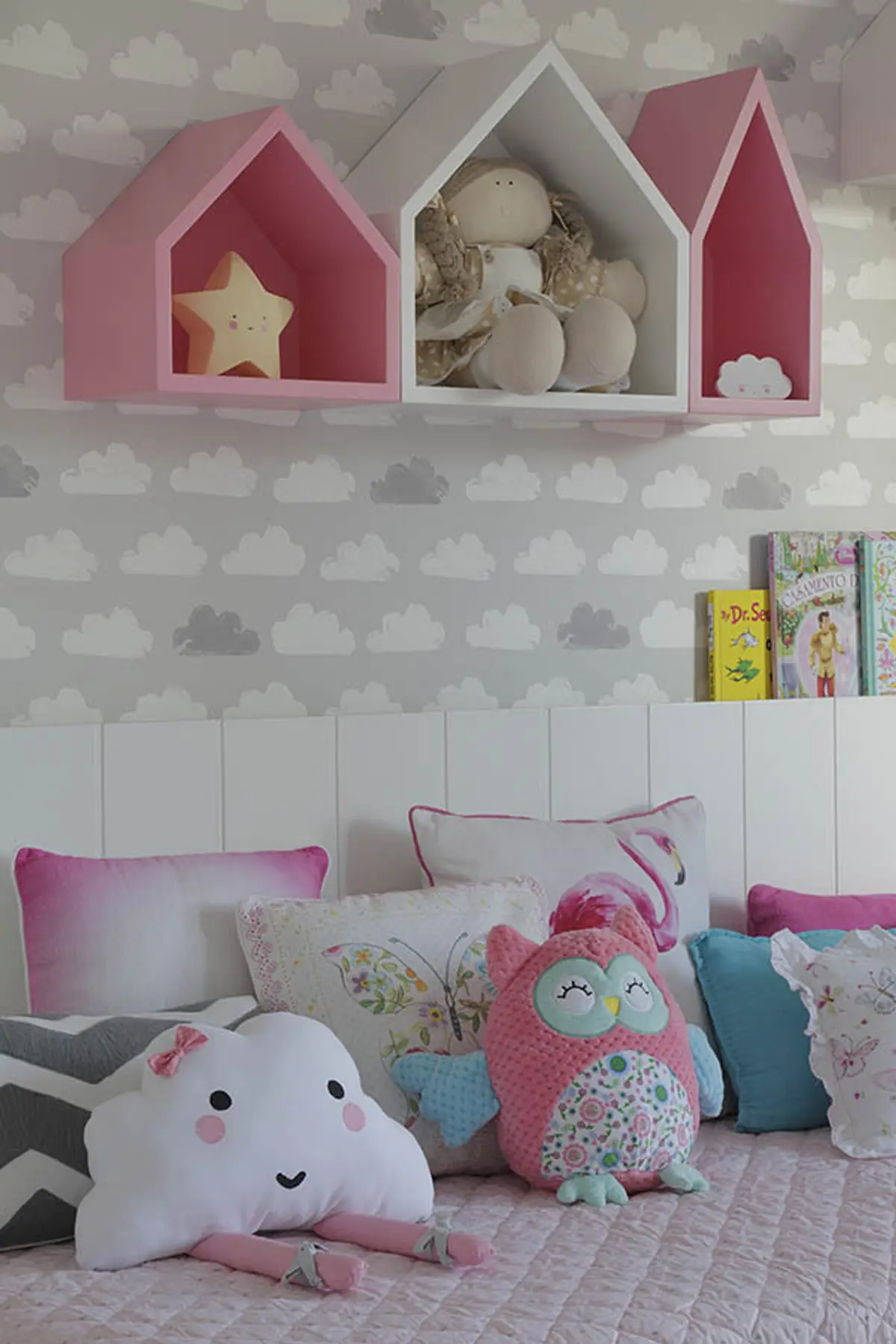 Habitación infantil con estantes decorativos en forma de casa y cojines temáticos — proyecto Apartamento Barra LM, por Amanda Miranda