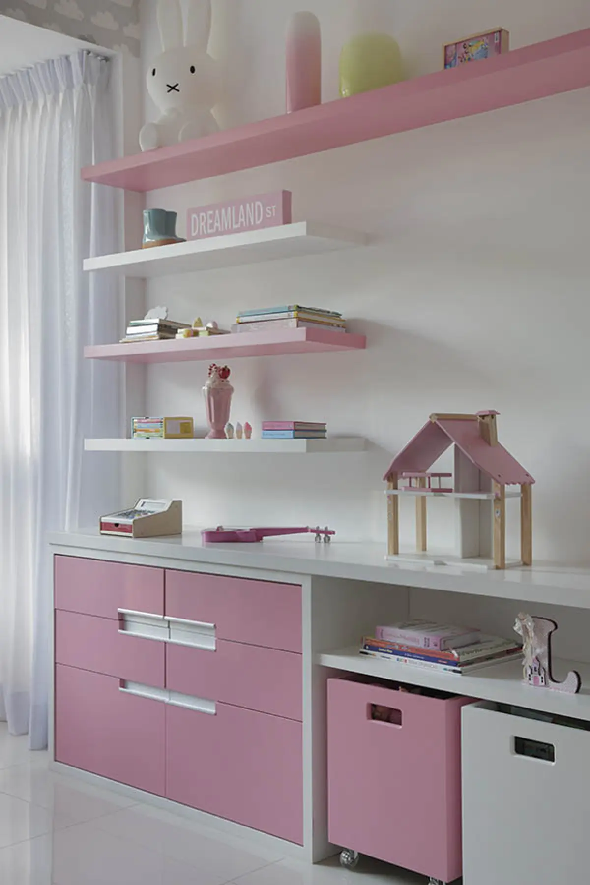 Quarto Quarto de bebês e crianças Estilo Minimalista com cor predominante Cinza do Projeto Apartamento Barra LM por Amanda Miranda