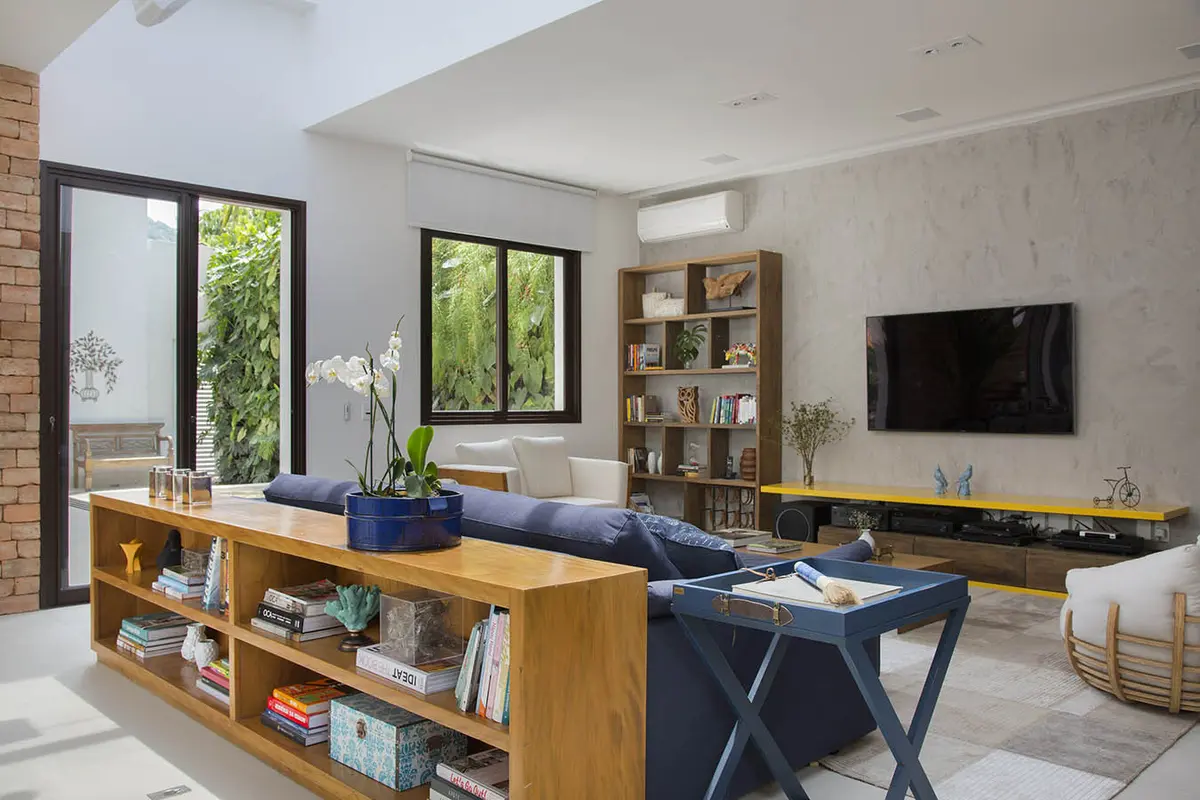 Sala Estilo Clássico com cor predominante Bege do Projeto Casa Jardim Ubá por Amanda Miranda