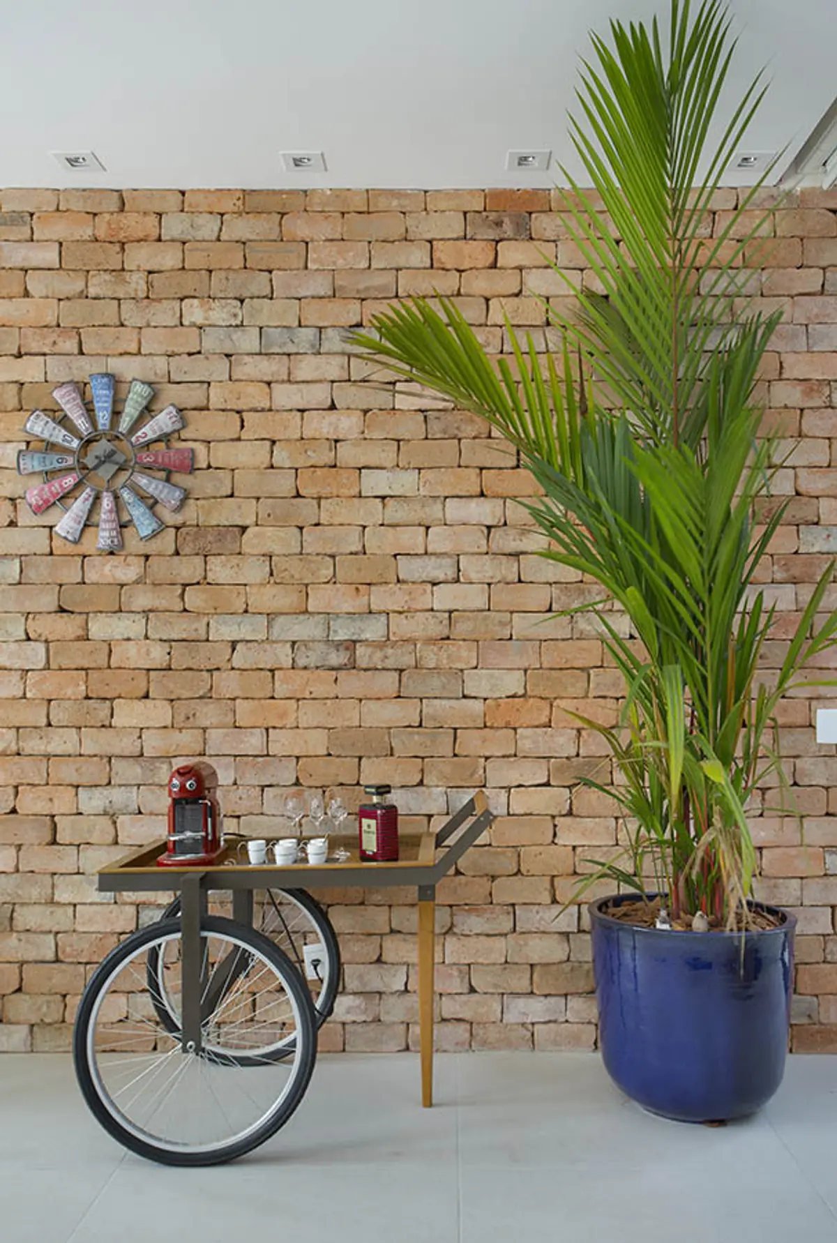 Sala Estilo Industrial com cor predominante Cinza do Projeto Casa Jardim Ubá por Amanda Miranda