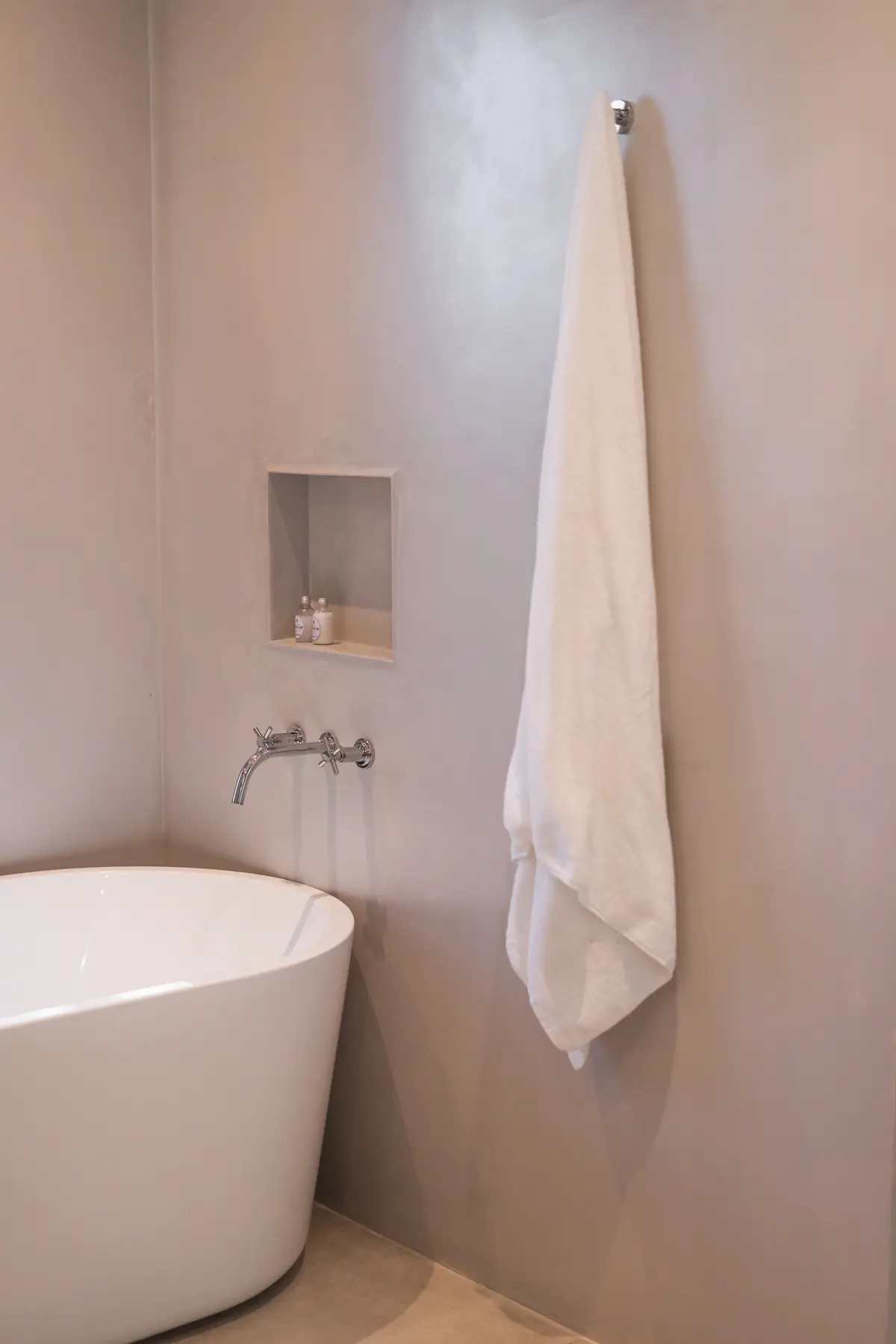 Baño moderno con bañera exenta y paredes de microcemento — proyecto CASA PILARÁ, por CRUZ, en Pilará