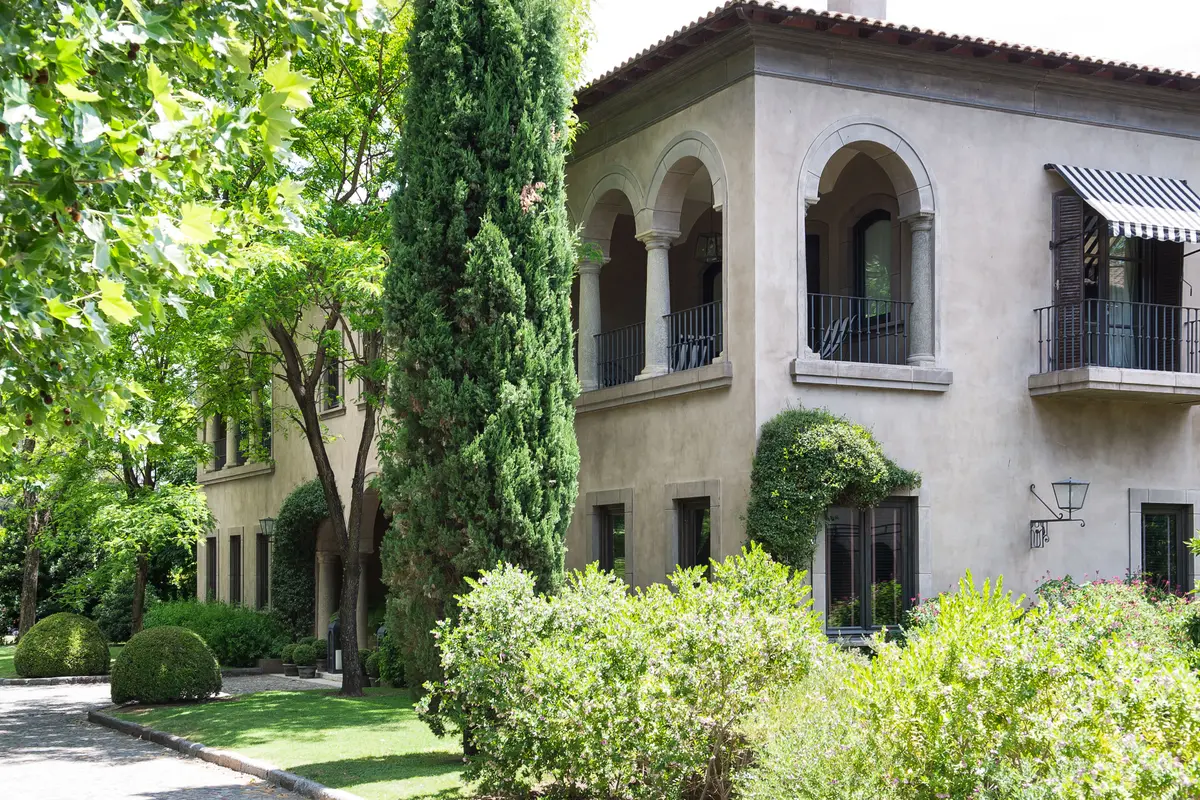 Jardín con color predominante Marrón del Proyecto Casa Toscana  por Estudio Du 
