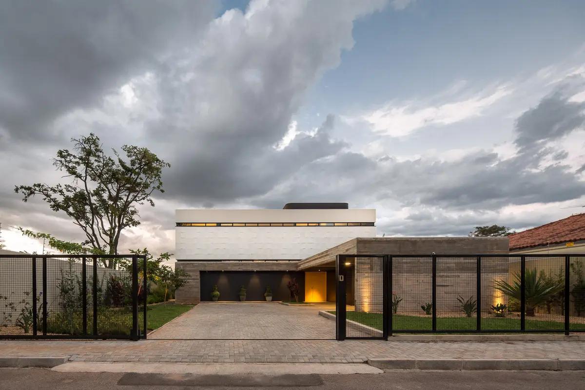 Fachada com cor predominante Cinza do Projeto Casa 11 por Coda Arquitetos