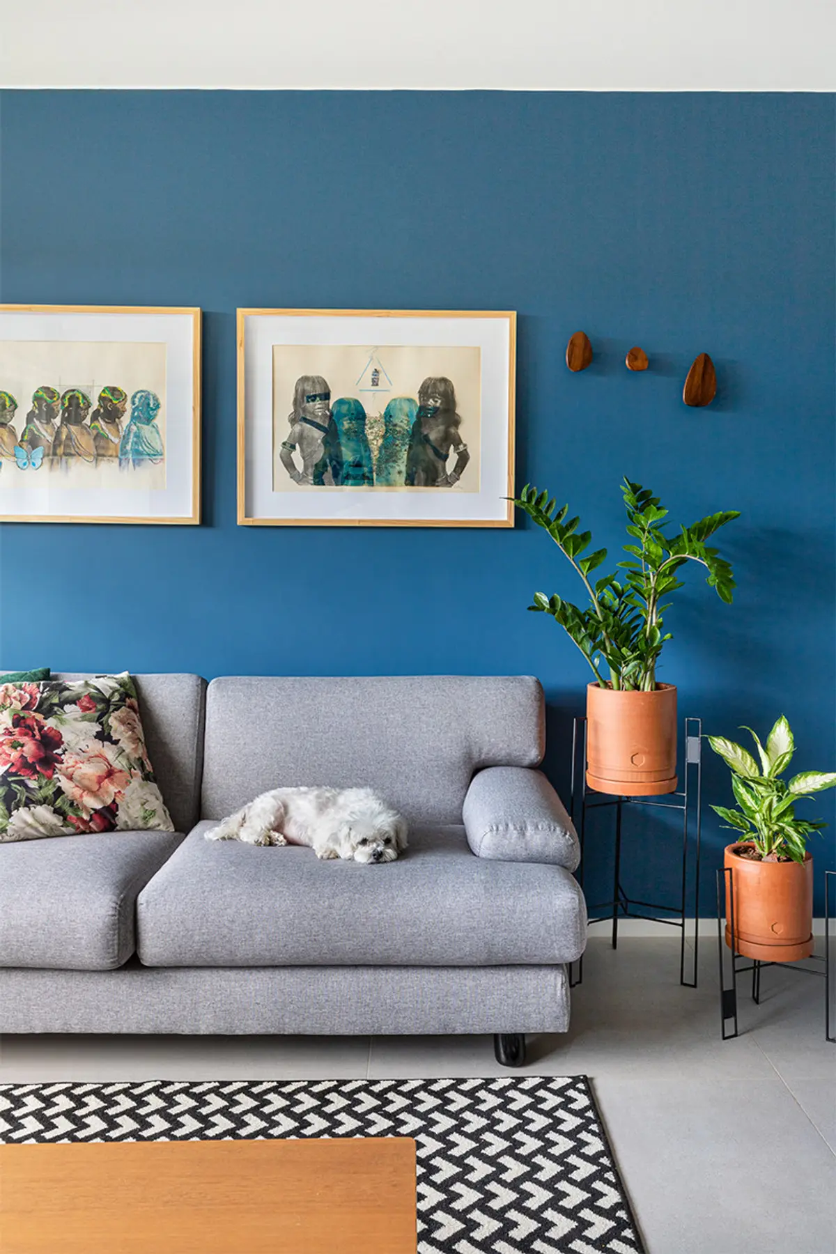 Sala Estilo Minimalista com cor predominante Cinza do Projeto Apartamento 415N por Coda Arquitetos
