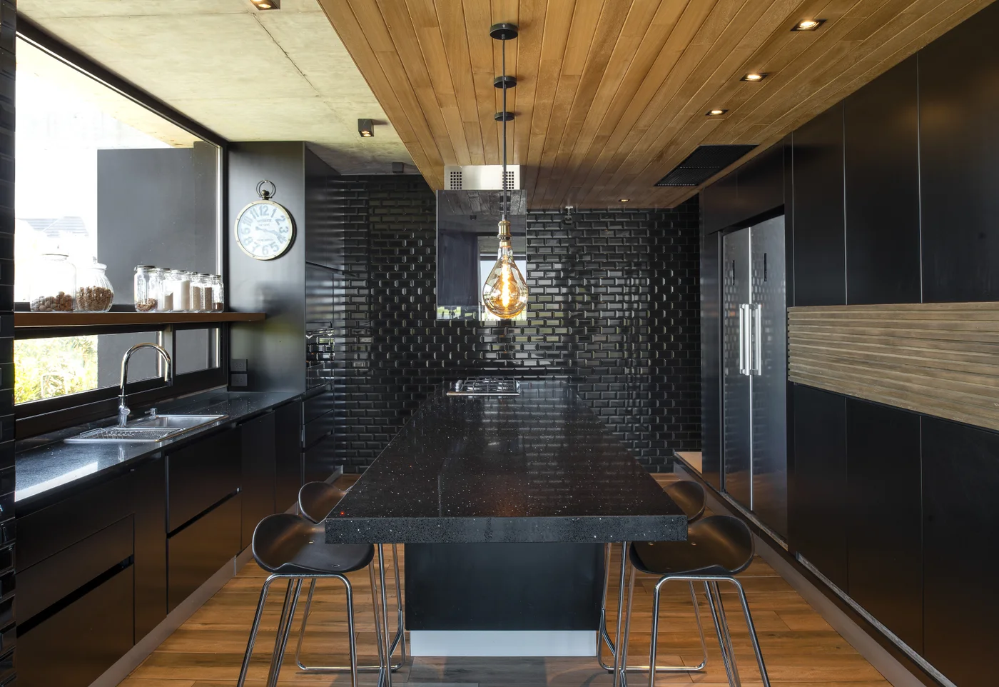 cocina moderna con isla central y techo de madera