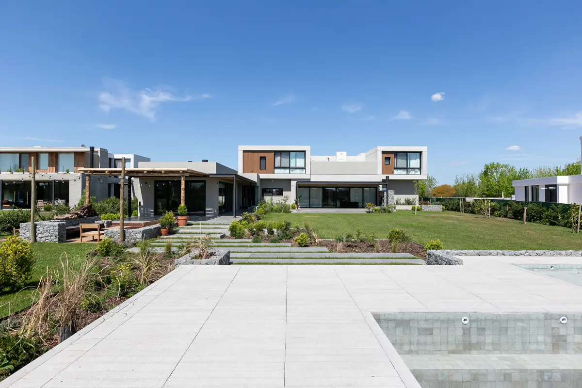 Complejo de casas modernas con pileta y amplios jardines — proyecto La volanta 152, por ATO Arquitectos