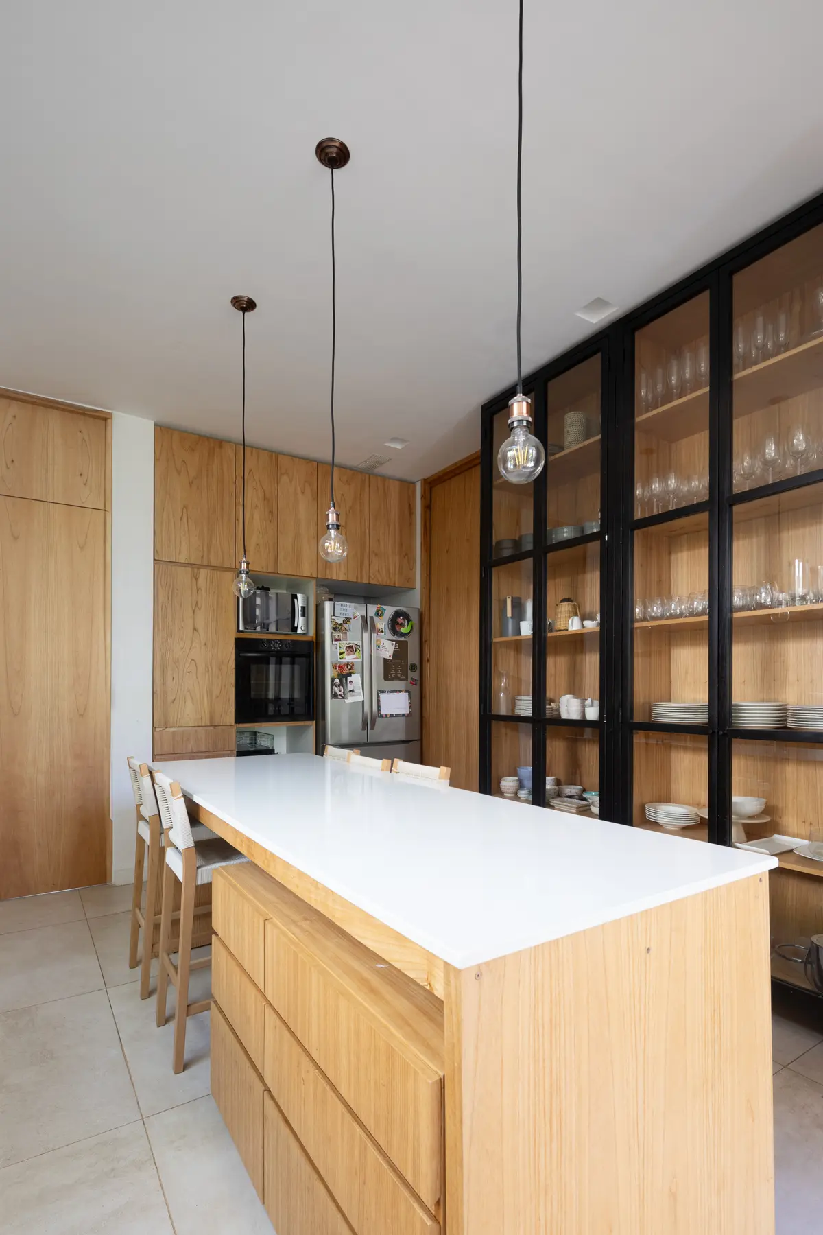 Cocina moderna escandinava con isla blanca y muebles de madera — proyecto CASA RuZa, por Alfredo Orfila arquitectura, en Benavidez