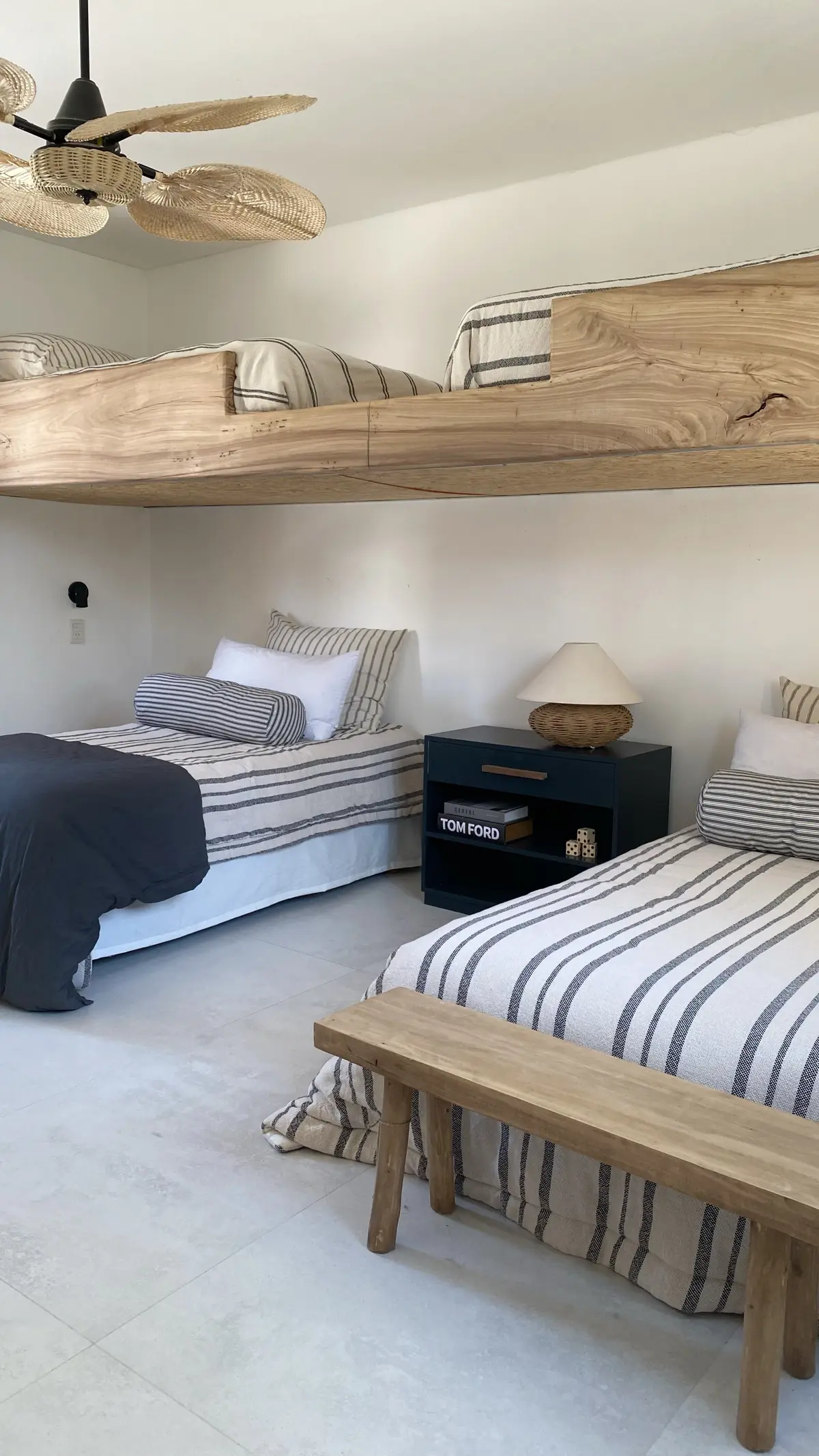 Habitación con camarotes de madera natural y vigas rústicas — proyecto El Refugio, por Grupo Pauta Arquitectura, en Pinamar