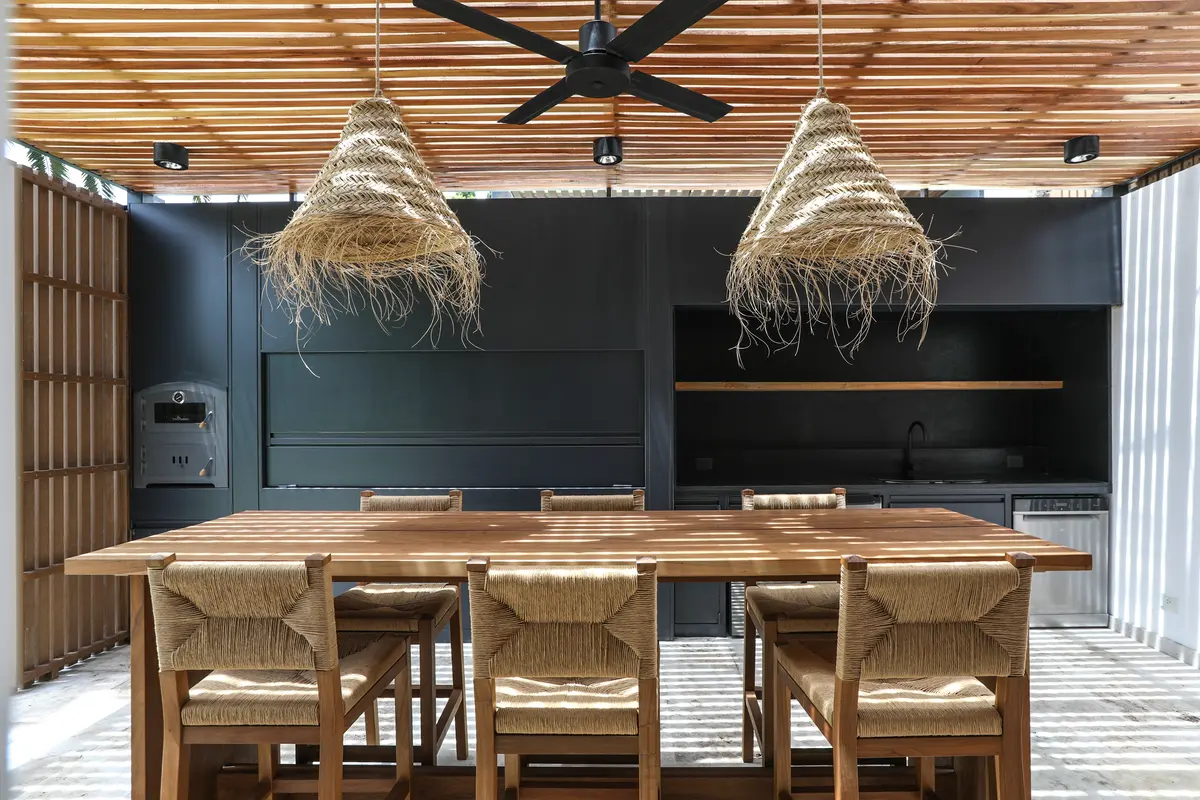 Sala de jantar externa com teto de madeira e luminárias de palha — projeto Obra La Posta, por Arq. Lourdes Yarade Saravia, em Pilar