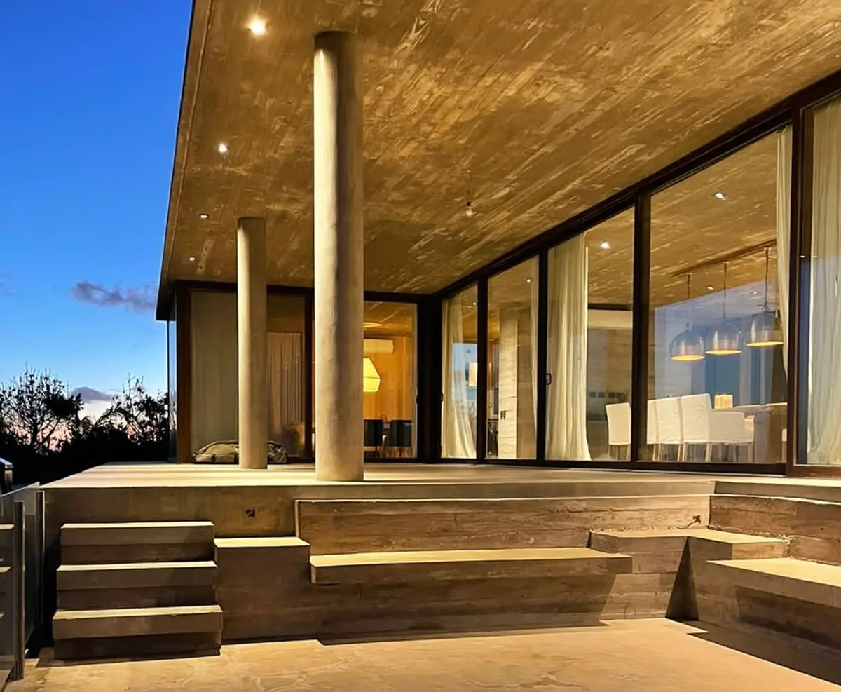Fachada moderna com beiral em balanço e amplas janelas do chão ao teto — projeto CASA sobre el MAR, por Guerrero Arquitectos, em Pinamar