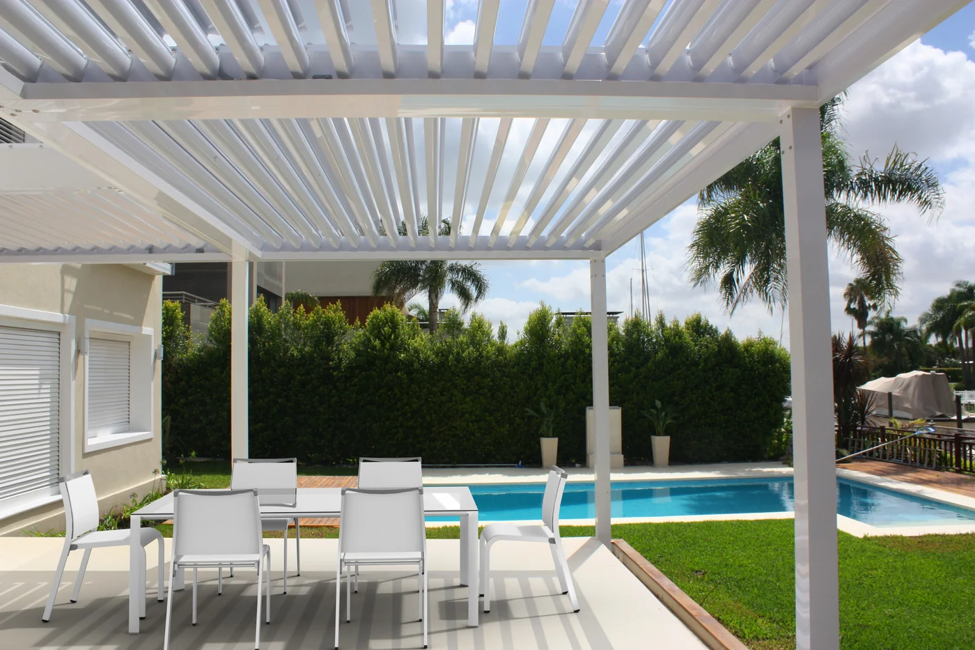 Pérgola moderna con patio y piscina