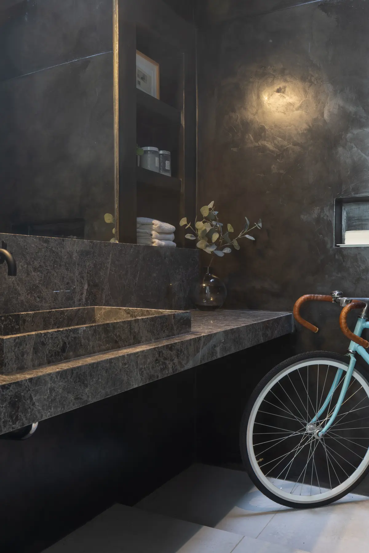 Baño moderno industrial con bici de decoración y detalles en mármol — proyecto CASA OrBa, por Alfredo Orfila arquitectura, en San Isidro