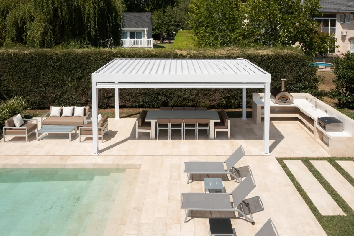 Área externa moderna com pergolado branco, móveis e piscina — projeto TOLDER - PERGOLAS, por Argentina en Obra 2024, em Rincón de Milberg