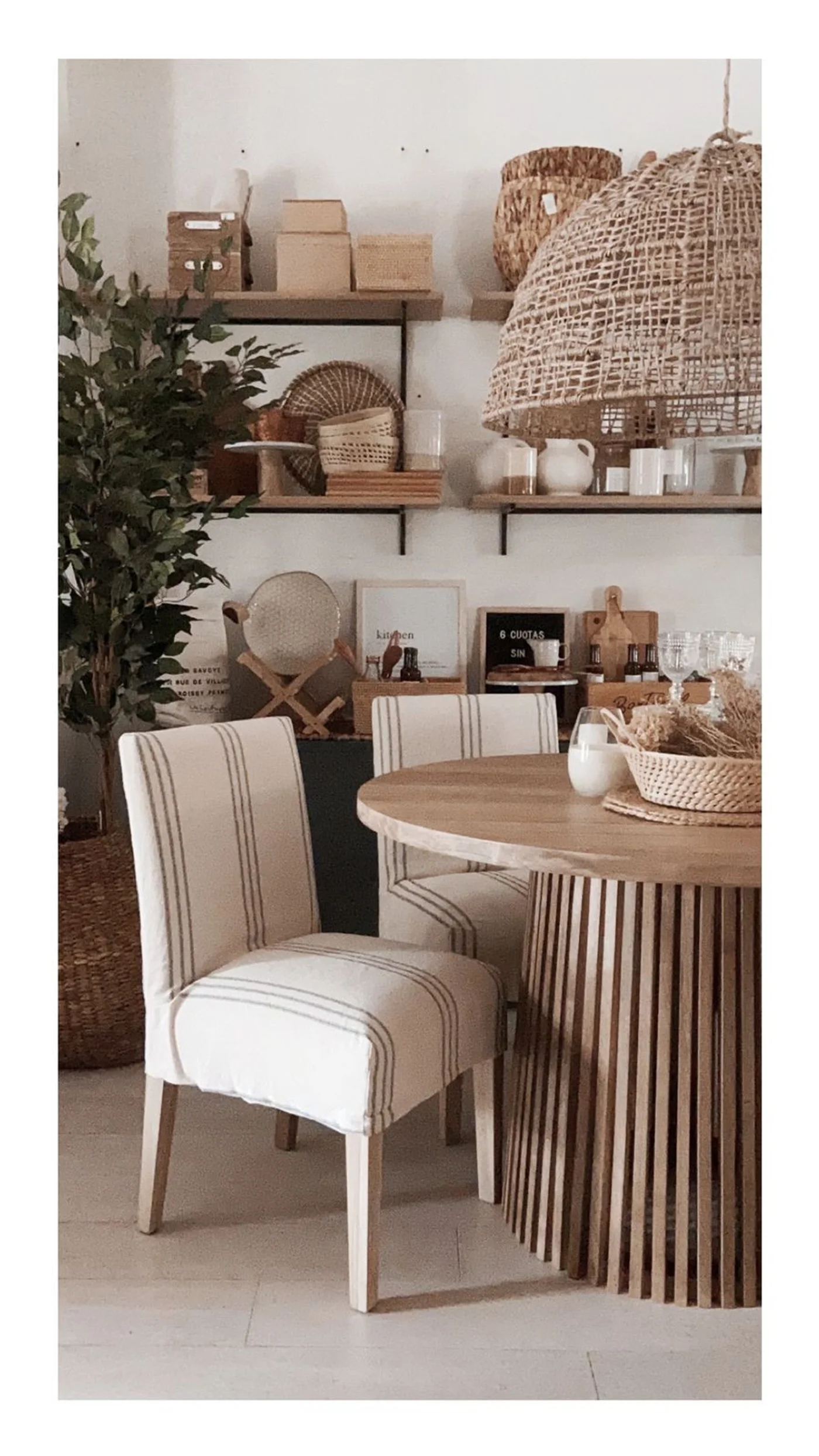 Comedor boho con mesa redonda madera y sillas tapizadas lino