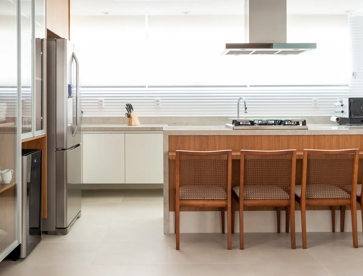 Cozinha Com Ilha Estilo Clássico com cor predominante Bege do Projeto Apartamento Debski por Felipe Lopes