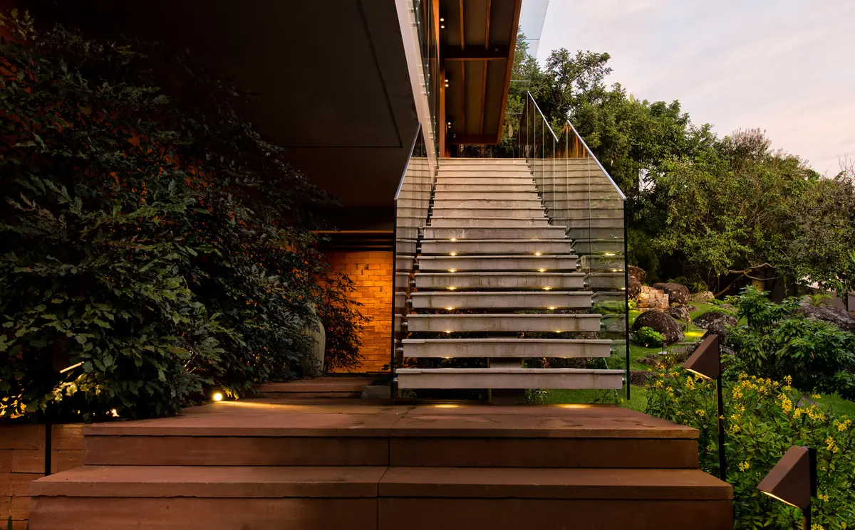 Escada com cor predominante Preto do Projeto Casa A.L. por Ruschel Arquitetura e Urbanism