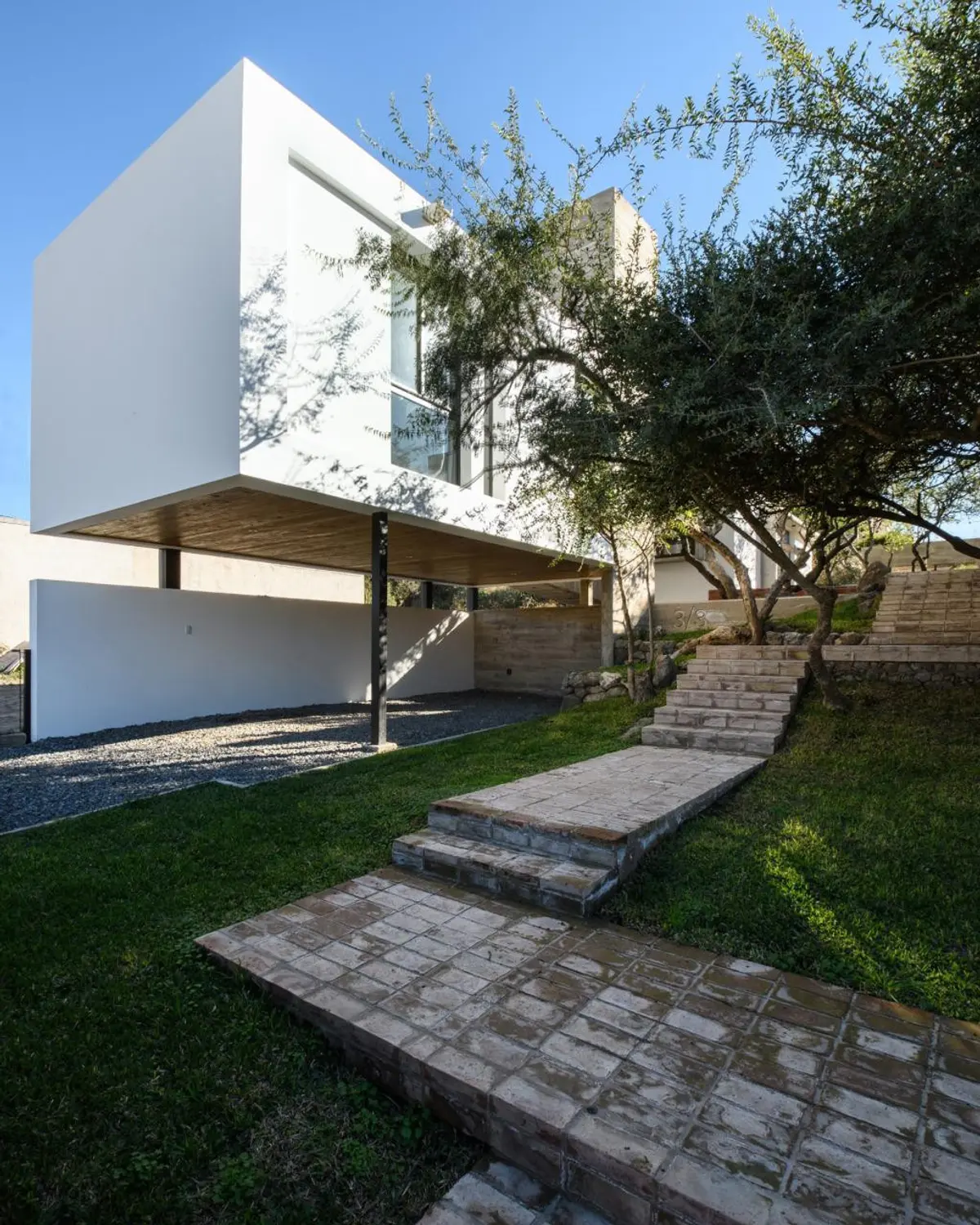 Fachada con color predominante Marrón del Proyecto Casa 3/3 por Momento.
