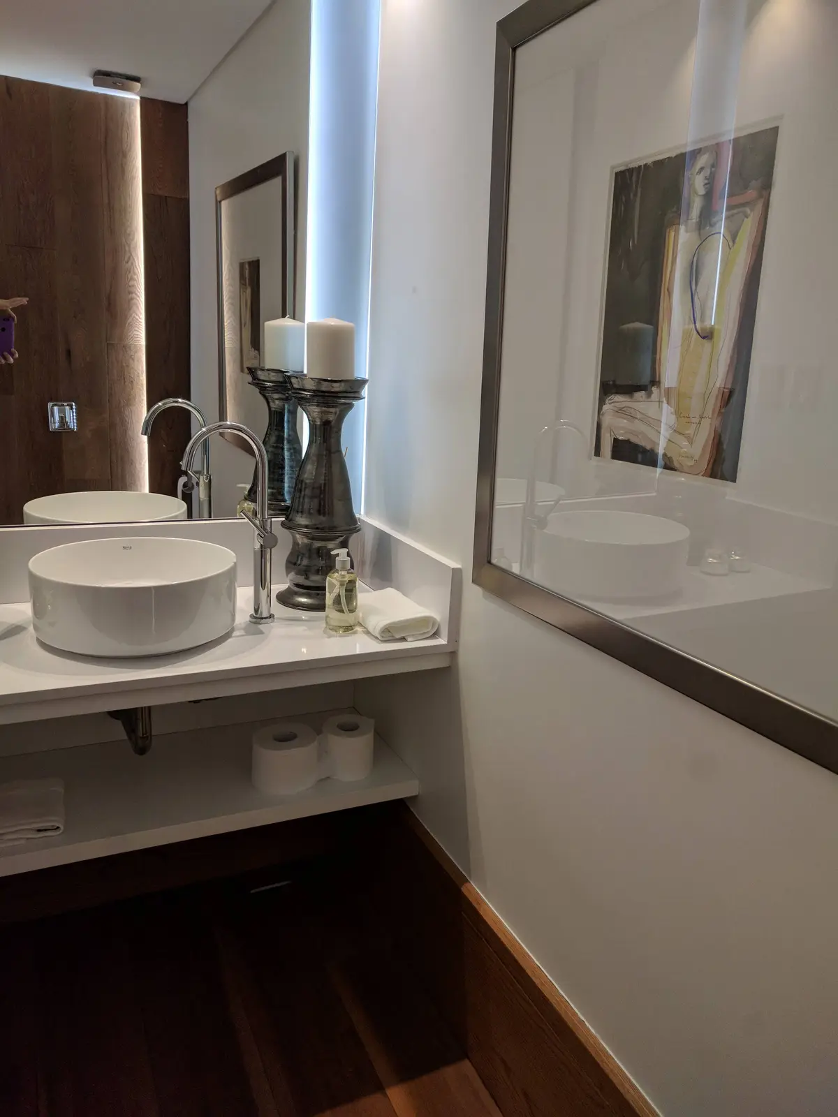 Baño moderno con mesada de mármol, bacha blanca y arte en pared — proyecto AT - Departamento en Palermo, por MLS Estudio, en Palermo
