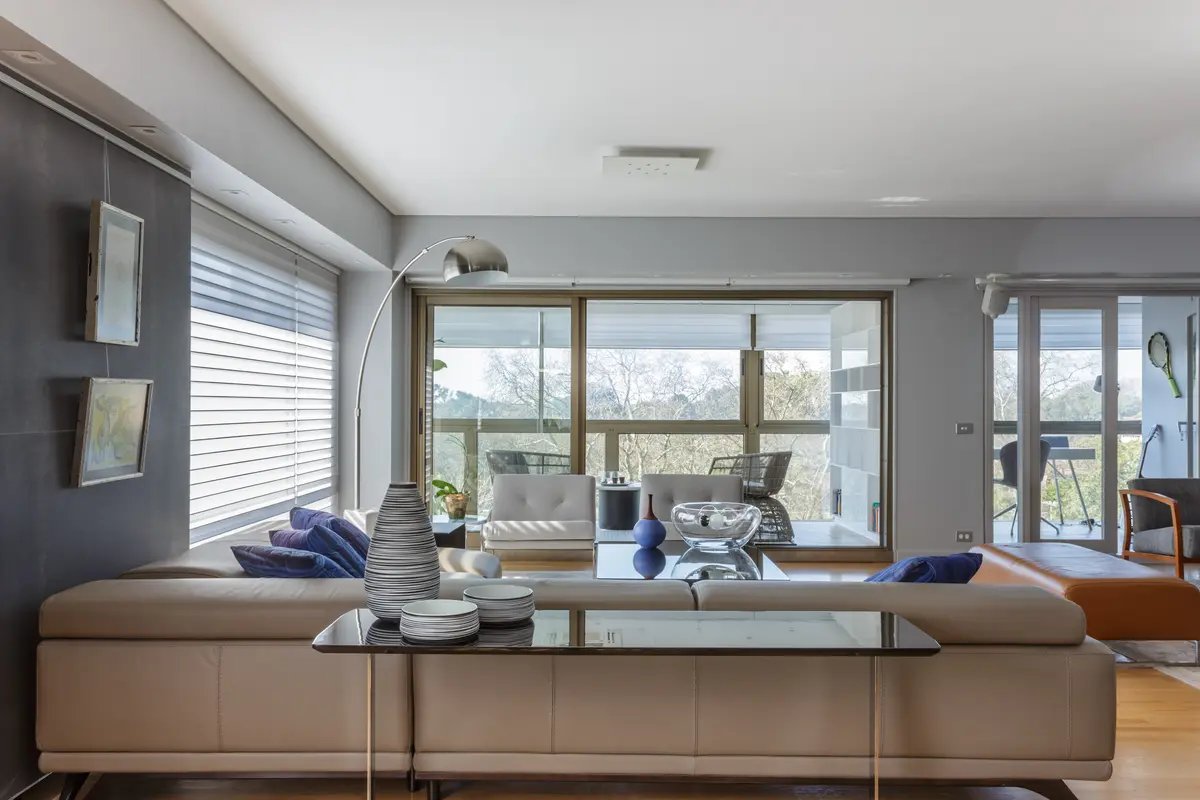 Living moderno con sofá grande y ventanales amplios — proyecto Piso en Belgrano, por Gutman+Lehrer Arquitectas, en Belgrano