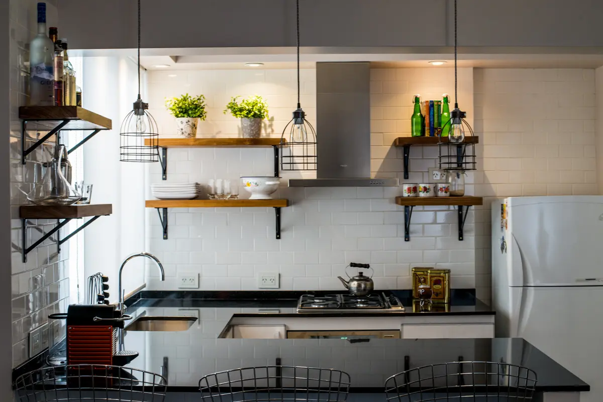 Cocina moderna industrial con isla y azulejos blancos — proyecto Lavalleja 1, por ST Arquitectas, en CABA