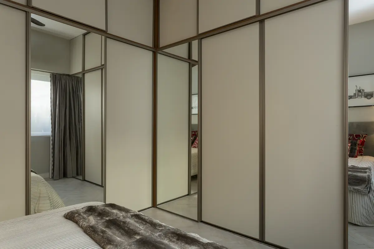 Quarto moderno com closet integrado e painéis de madeira — projeto Obra Recoleta, por M. Beatriz Gonzalez Zuelgaray, em Recoleta