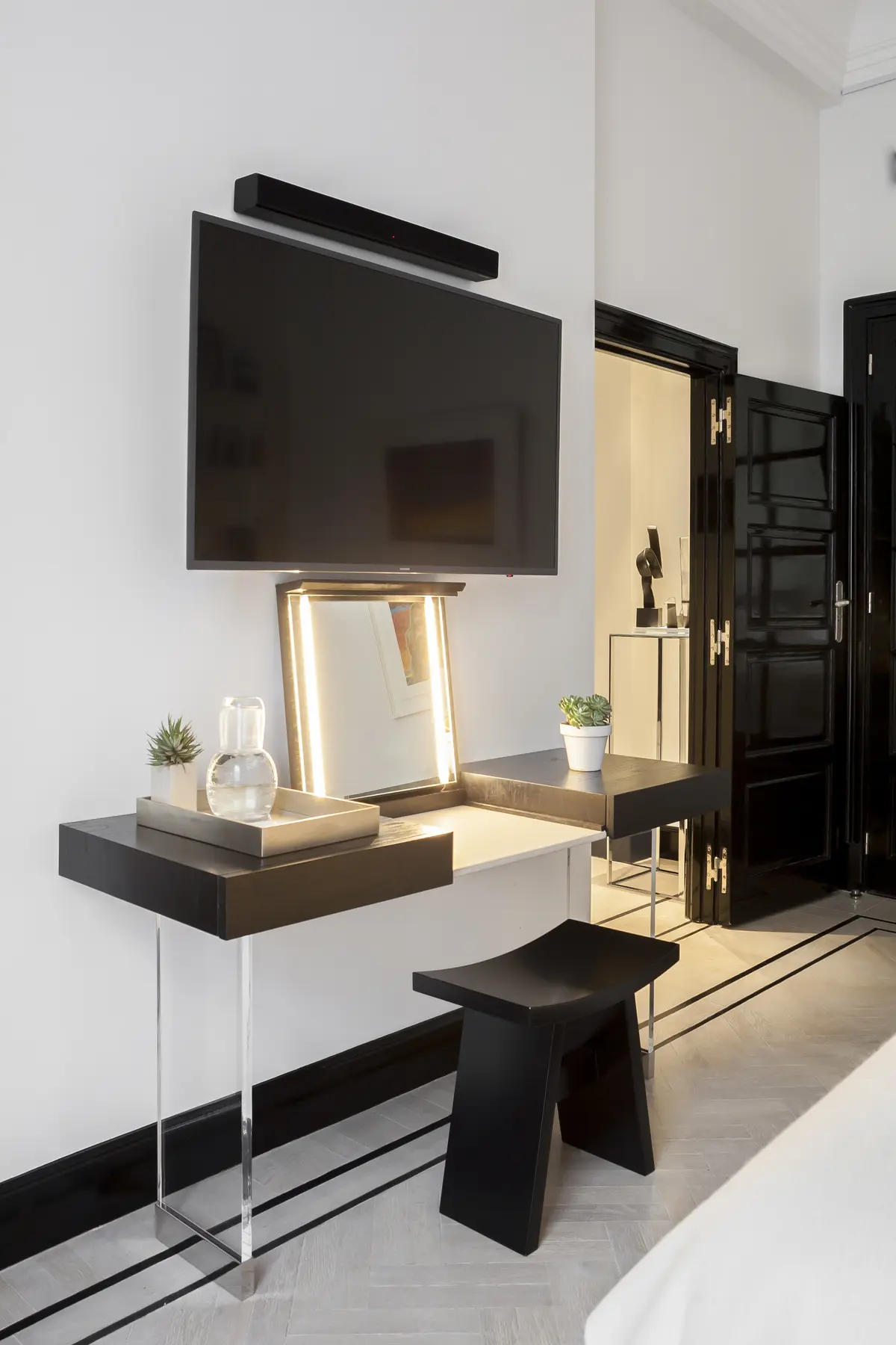 Quarto moderno com secretária flutuante preta e espelho de toucador — projeto Departamento Alvear, por Estudio CDW, em Recoleta