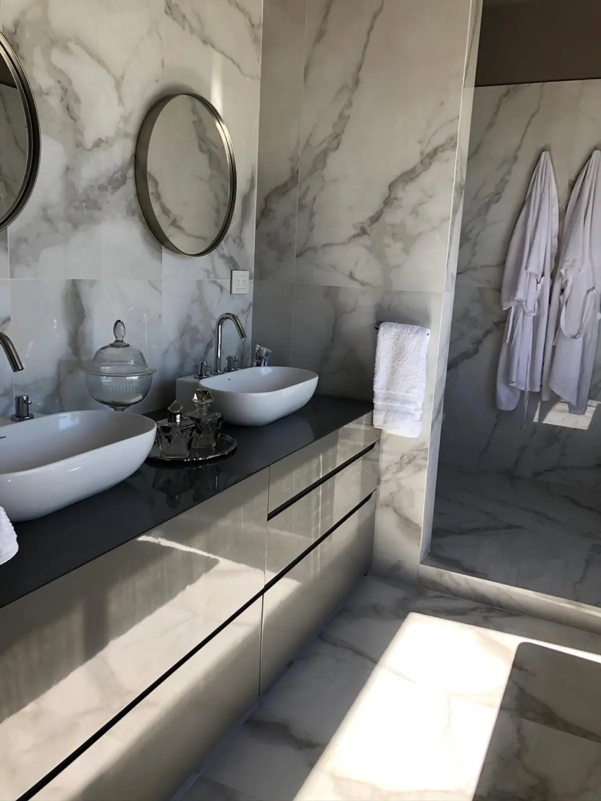 Banheiro moderno com mármore, bancada dupla e luxo — projeto Casa Nordelta, por Etude Interiorismo, em Nordelta