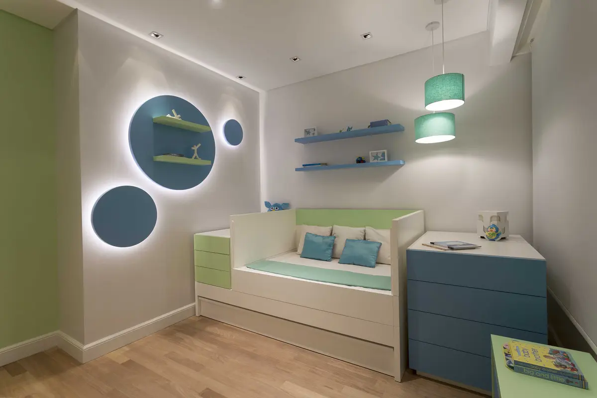 Quarto moderno com cama baixa, prateleiras circulares e iluminação embutida — projeto Piso Belgrano, por LIVE IN by Brukman Chechik, em Belgrano