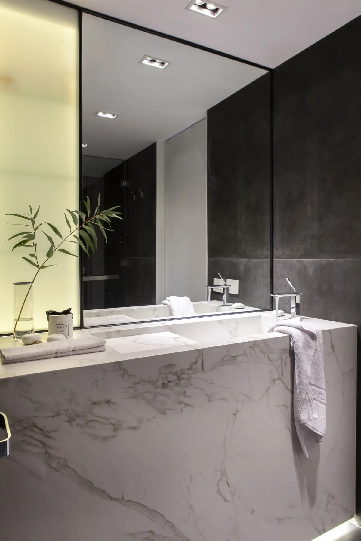 banheiro moderno com mármore, iluminação indireta e torneira minimalista — projeto Beruti I, por Karen Garber Arquitecta, em Palermo