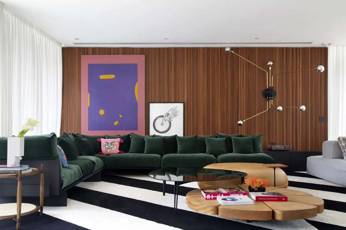 Living con sofá verde oscuro, pared madera, arte abstracto y mobiliario moderno — proyecto BP Hose , por Studio Ro-ca
