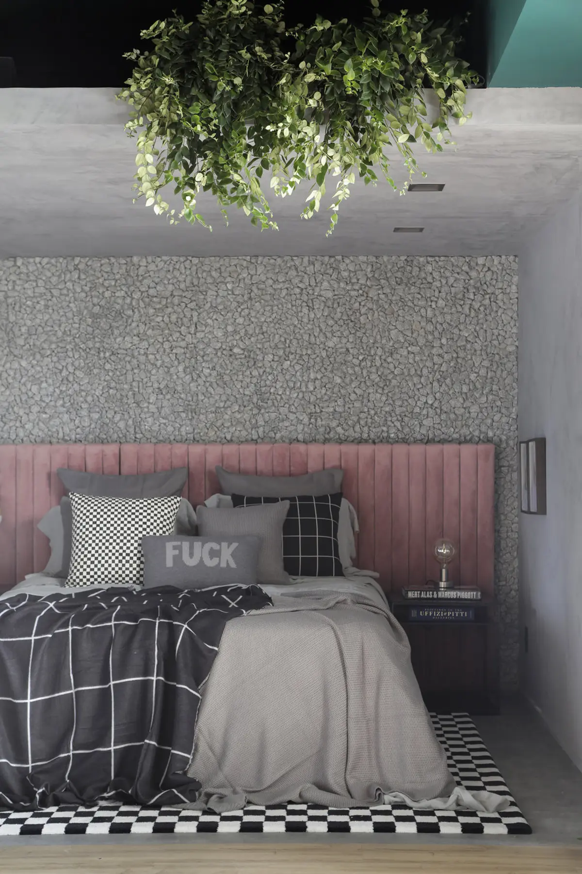 Dormitorio moderno con cabecero tapizado rosa, plantas colgantes, piso ajedrezado — proyecto Casa COR 2019, por Studio Ro-ca