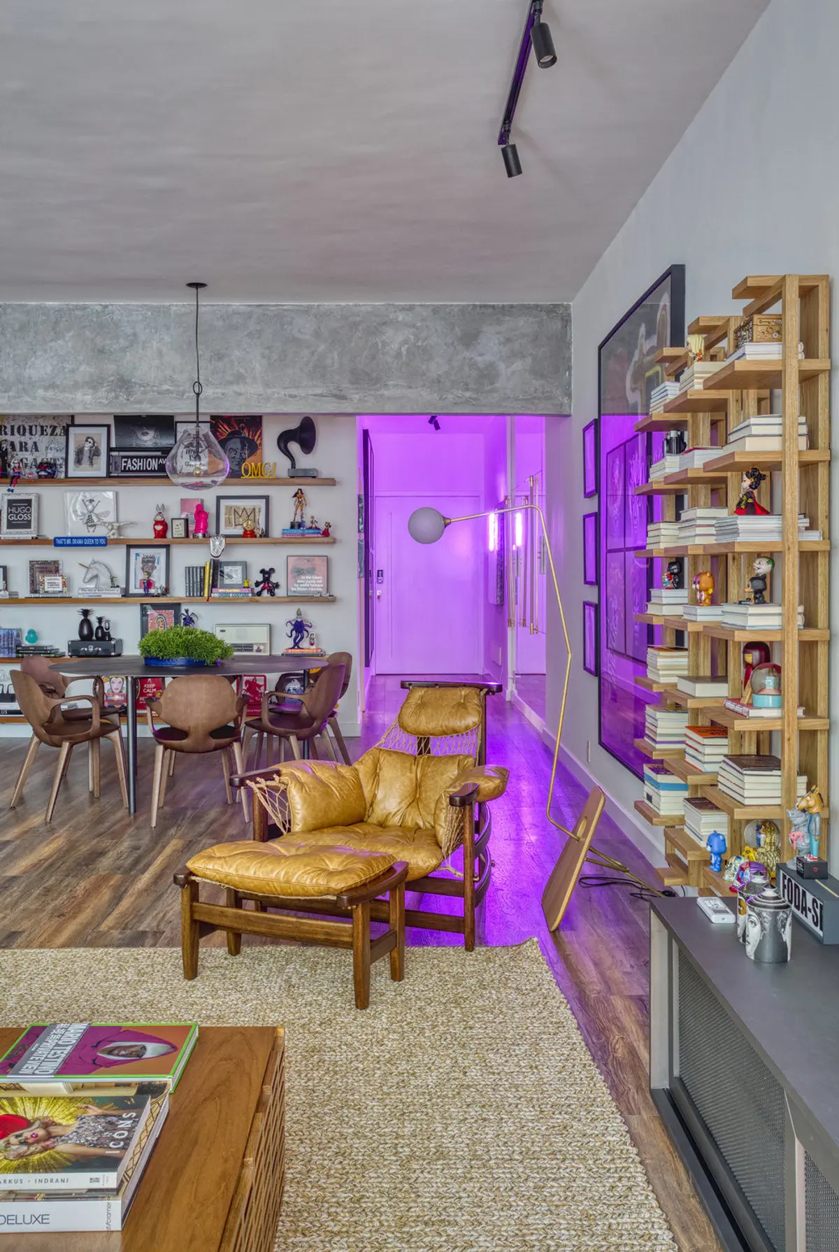 Sala Estilo Industrial com cor predominante Cinza do Projeto Hugo Gloss por Studio Ro-ca