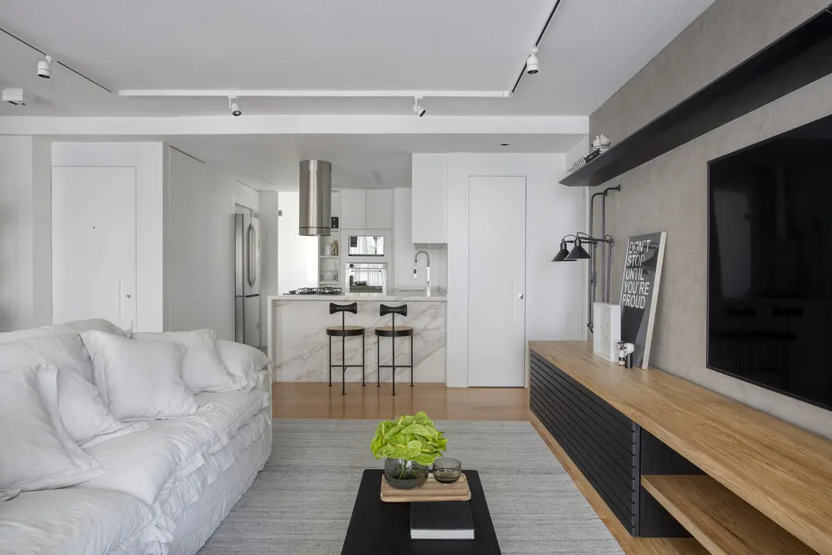 Living minimalista con cocina integrada y TV empotrada en pared — proyecto JG House, por Studio Ro-ca