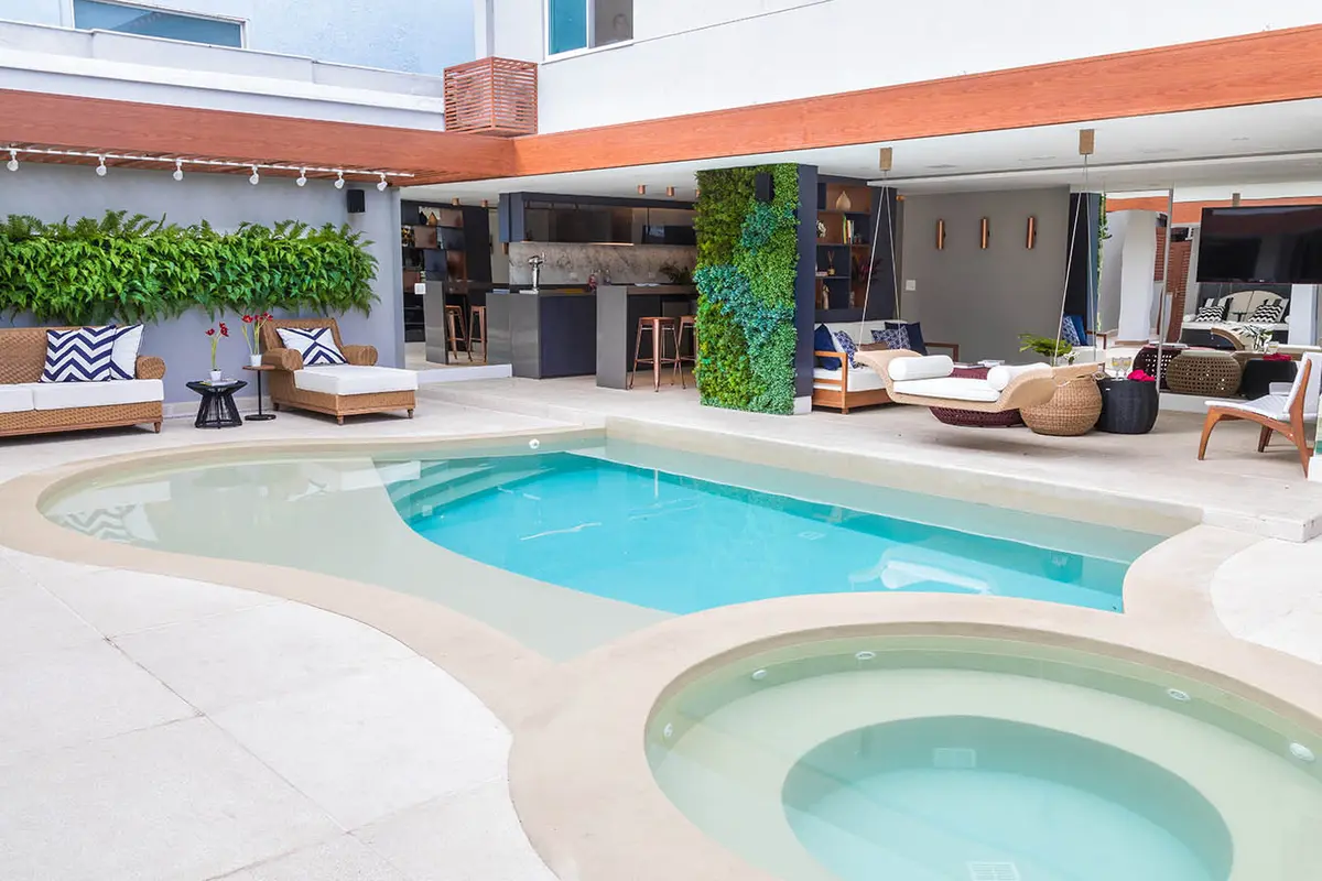 Patio con pileta rectangular y jacuzzi redondo, deck y pergola — proyecto Casa Barra ED, por Amanda Miranda