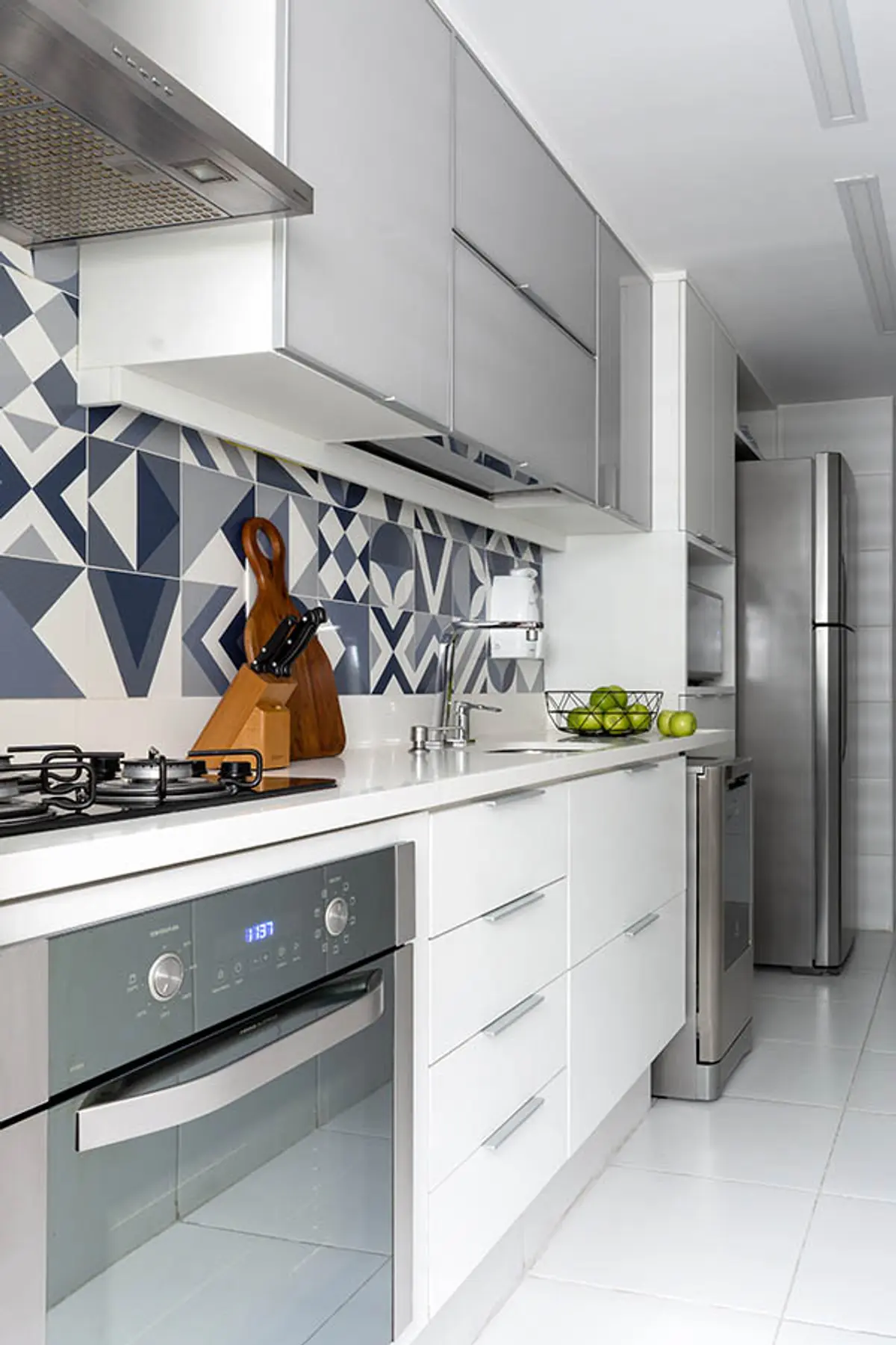 Cocina minimalista blanca con azulejos geometricos azul marino — proyecto Apartamento Nóbrega, por Amanda Miranda